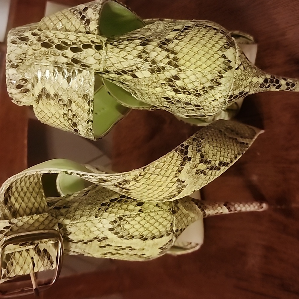 Snakeskin Patterned High Heels - Picture 2 of 2